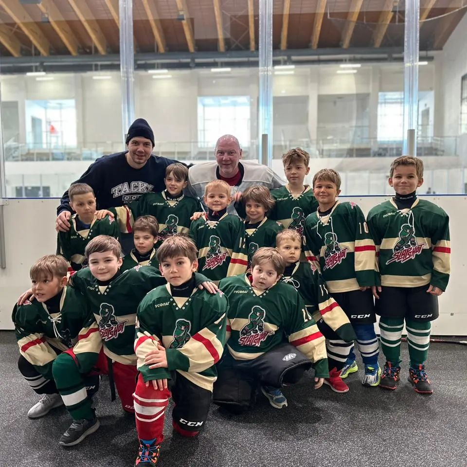 Ребята Slap Shot познакомились с Андреем Васильевичем Николишиным, советским и российским хоккеистом, чемпионом мира и бронзовым призёрем олимпийских игр! Хоккей объединяет (1)